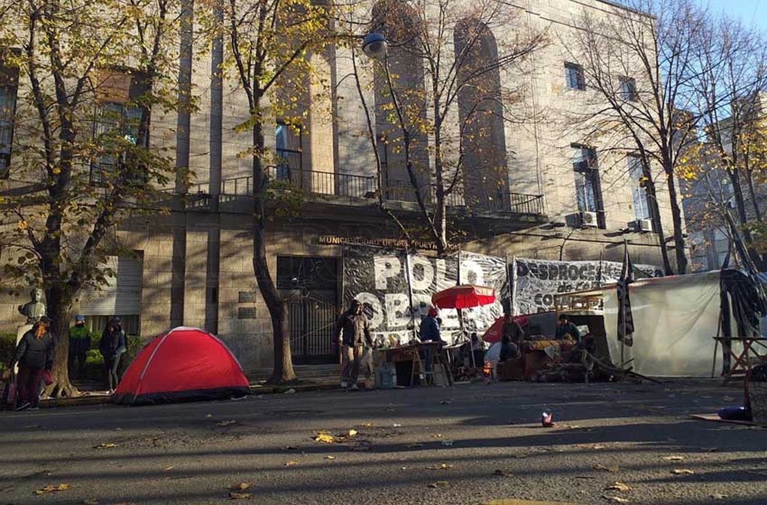 Arrojaron bombas de estruendo contra una carpa de Polo Obrero