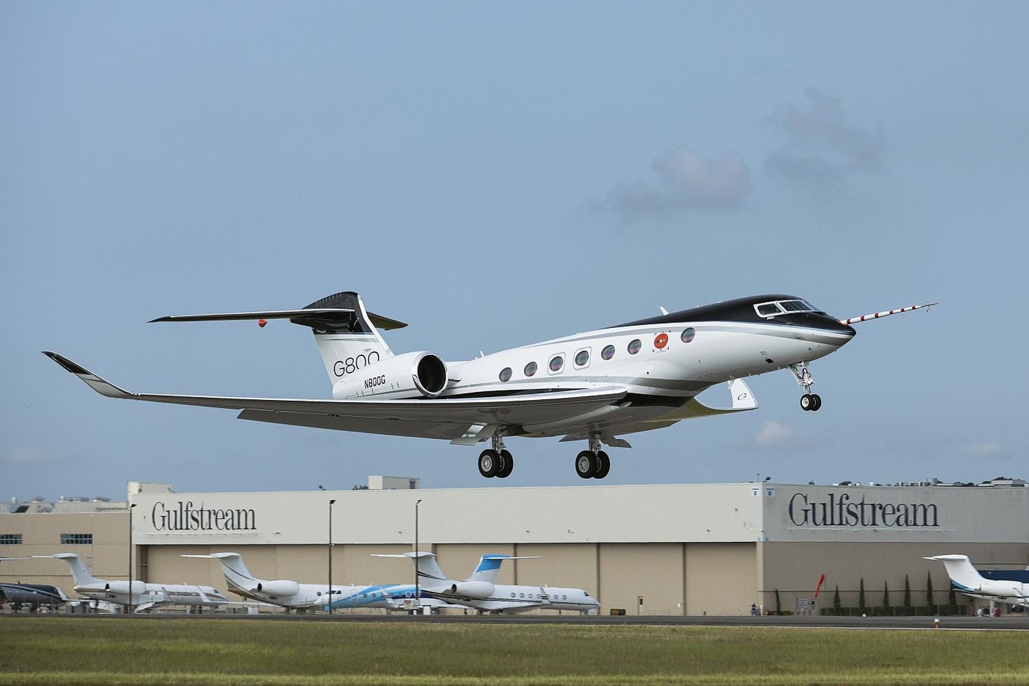 The Gulfstream G800 completes its first flight