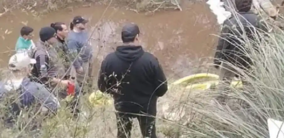 Hallaron restos óseos y un dije en forma de cruz en los rastrillajes en un río cercano al barrio de Emerenciano Sena