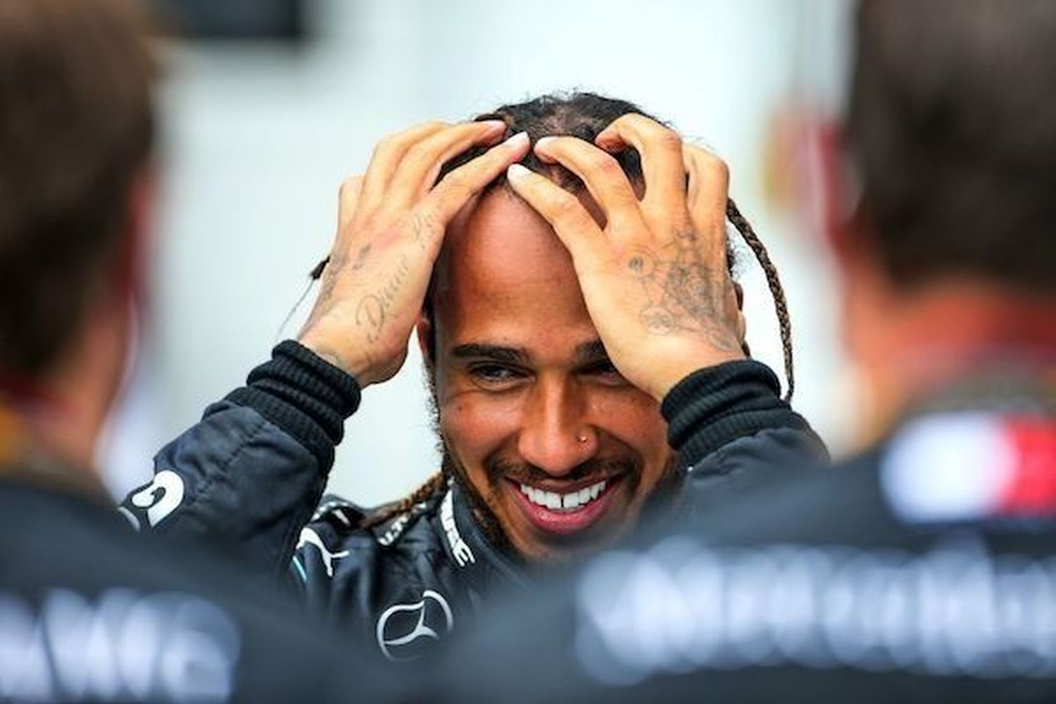 No podrás creer el valor del anillo de 18 kilates con el que se mostró Lewis Hamilton