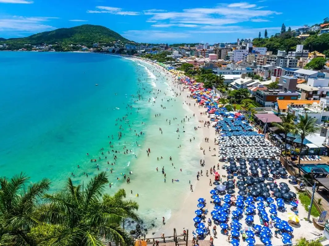 La playa de Bombinhas, uno de los lugares más elegidos por los argentinos para vacacionar