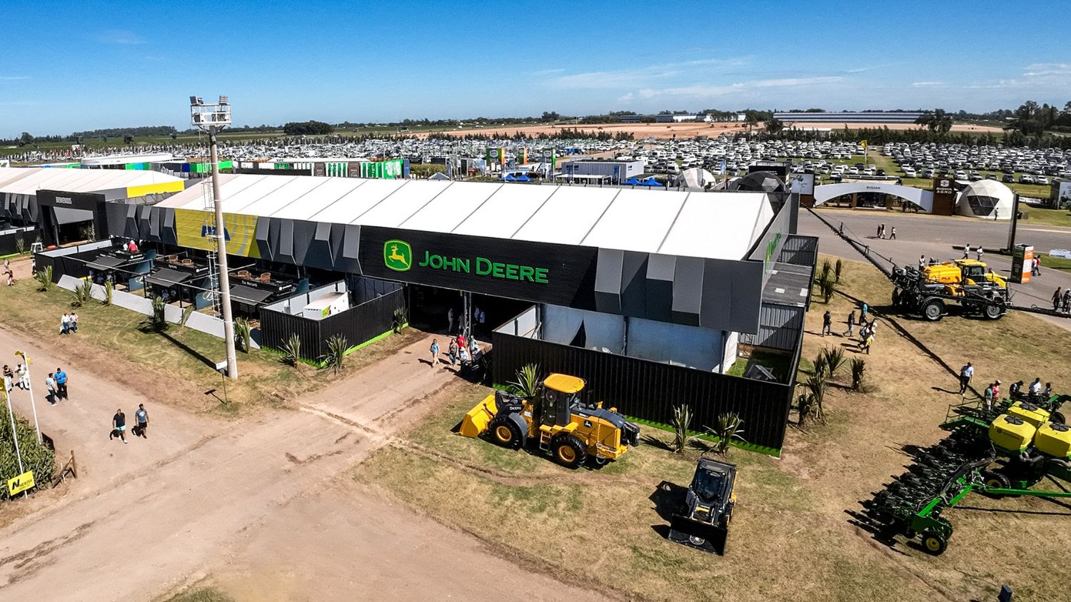 Rural Ceres integró el stand de John Deere.