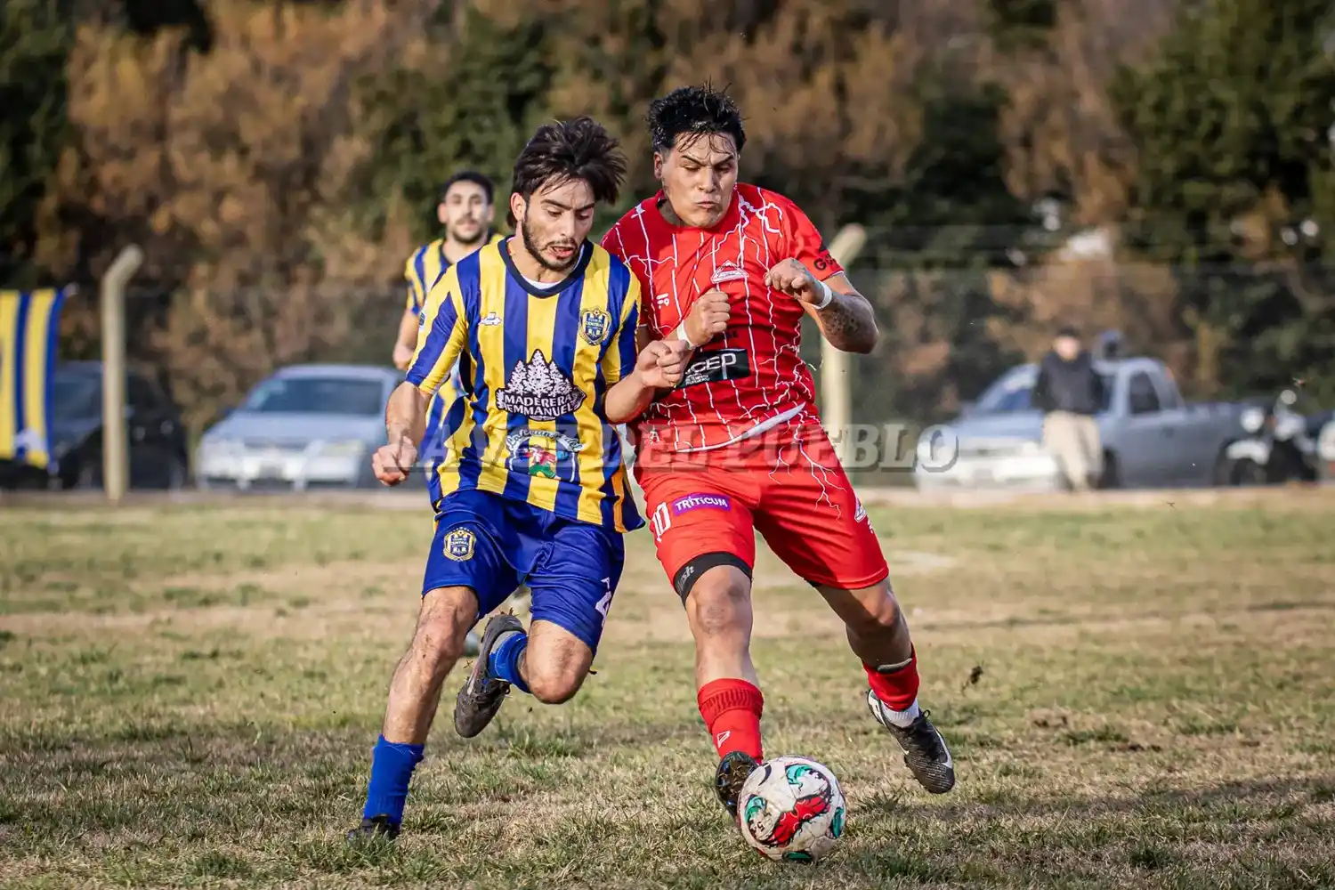 Paulé de Central y Pérez de Alumni disputan la pelota en un duelo reñido que finalizó en empate