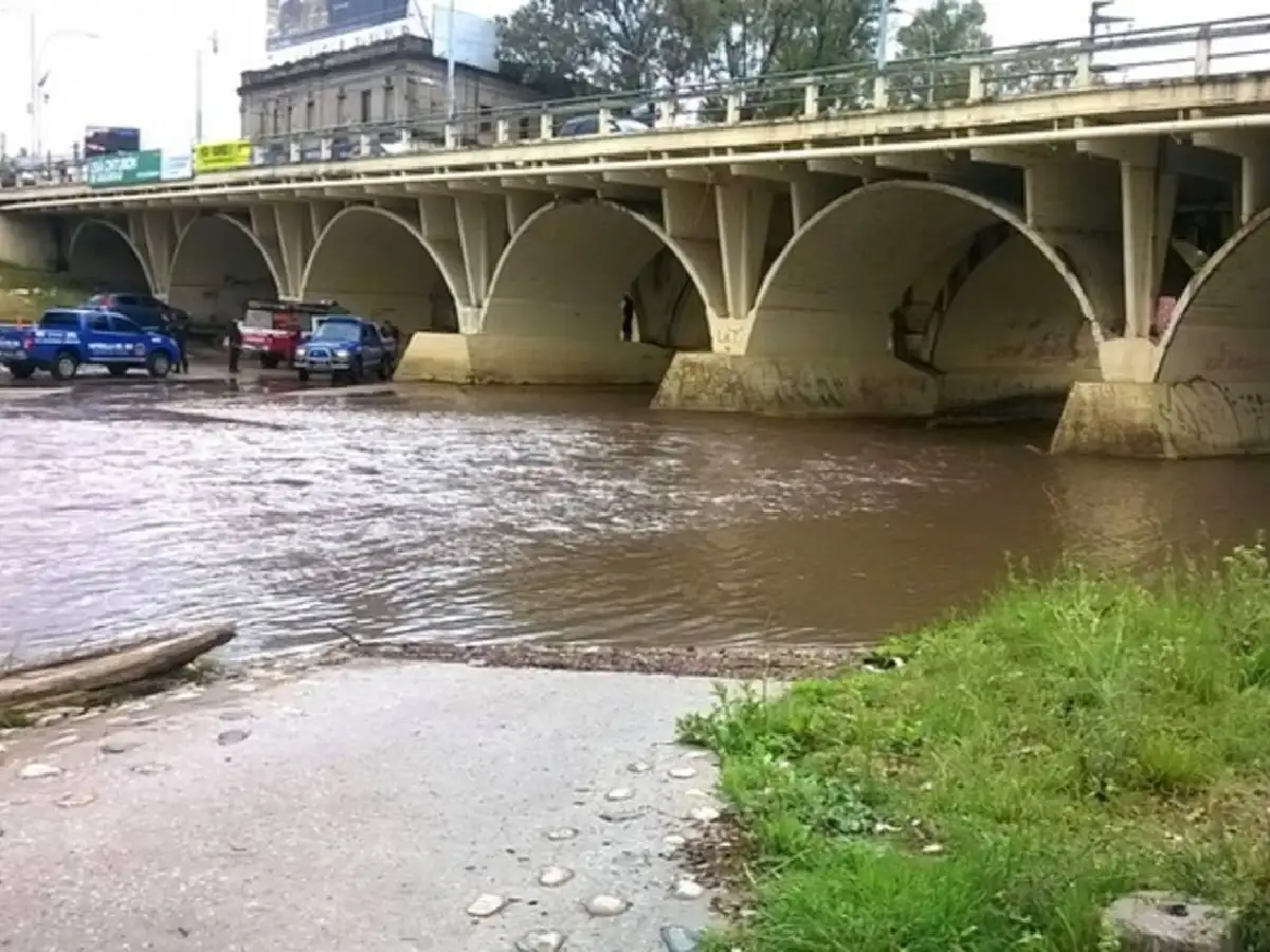 Quiso salvar a un perro y cayó al río Suquía: está internada