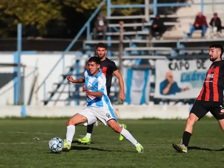 Juventud Unida obtuvo su décima victoria consecutiva con una goleada en el clásico