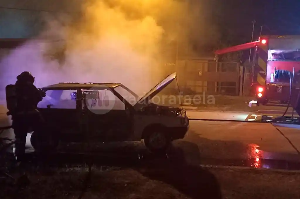 Tremendo susto en barrio San José: se incendió un auto y tuvieron que acudir los Bomberos