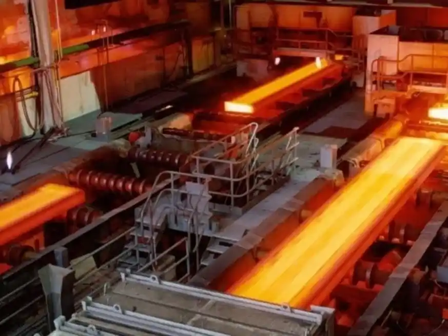 Una imagen del pasado: producción a pleno de la empresa siderúrgica que marca la vida económica de la ciudad de Villa Constitución.