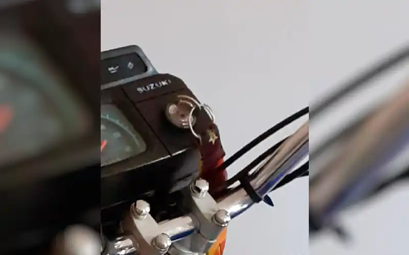 Buscan llave de moto perdida
