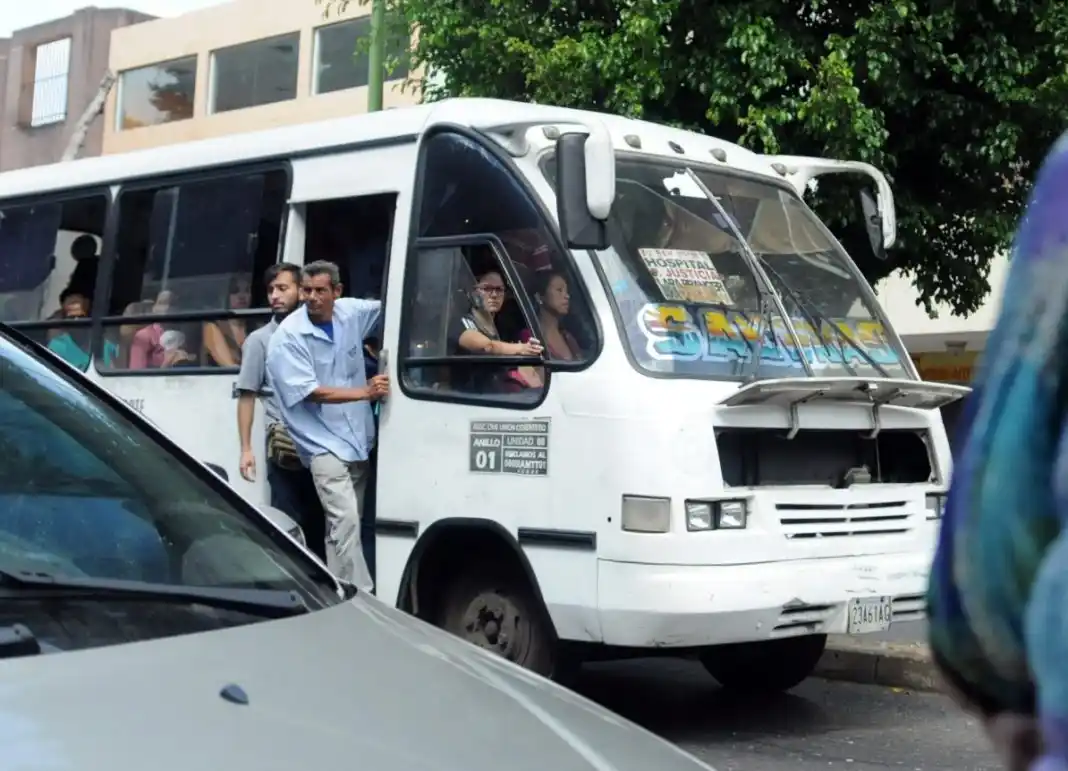 Detenidos tres sujetos por andar robando adentro de un transporte público en Chacao