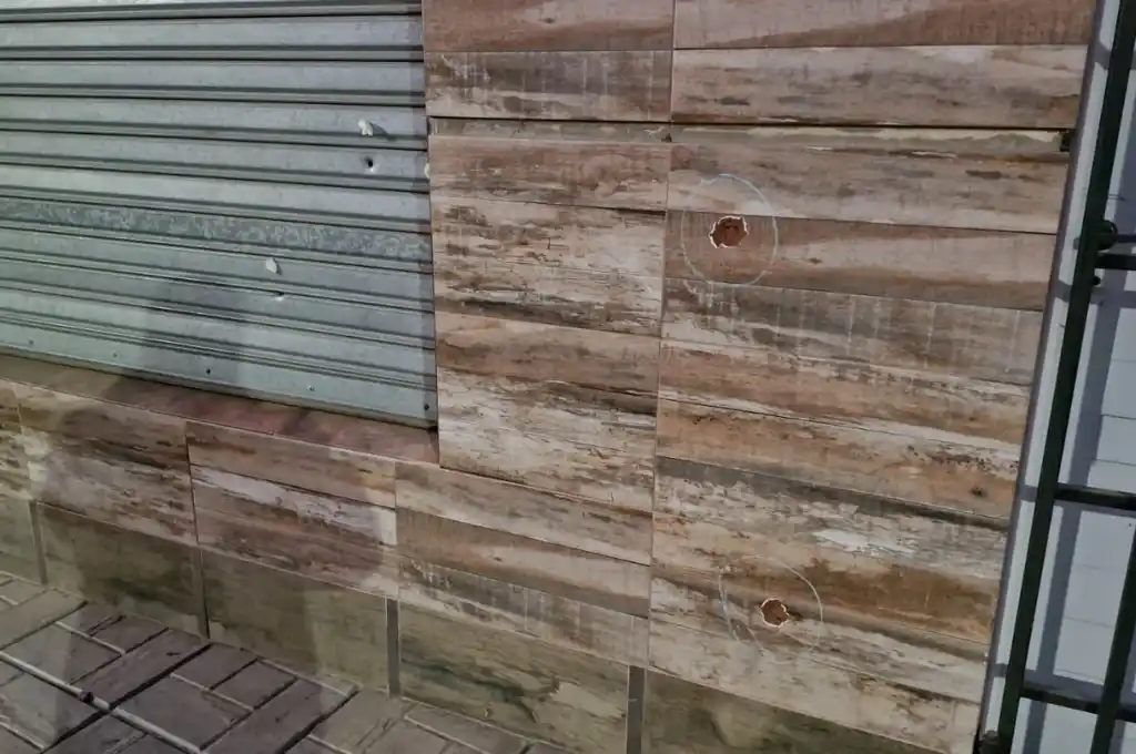 Los investigadores rastrean las imágenes de las cámaras del lugar para dar con los agresores.