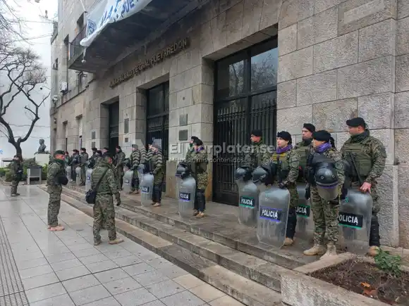 Reclamo en el Municipio: "Montenegro atendenos, empezá a ver los barrios y la necesidad de los compañeros”