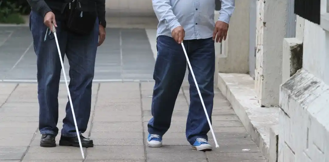 Cómo identificar los tipos de bastones según la discapacidad visual y auditiva