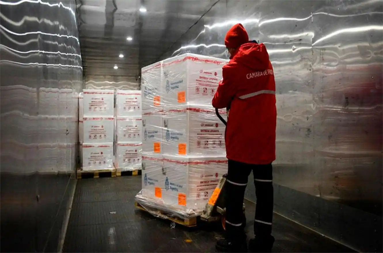 AstraZeneca: Anunciaron la llegada de 800 mil dosis  