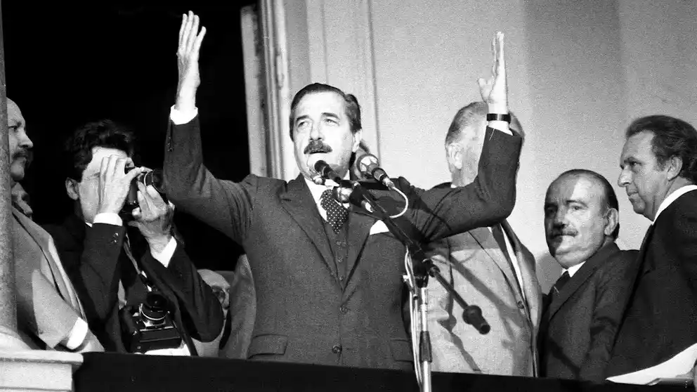 Alfonsín en su alocución desde el balcón de Casa Rosada  en 1987 (Foto: Archivo Télam).