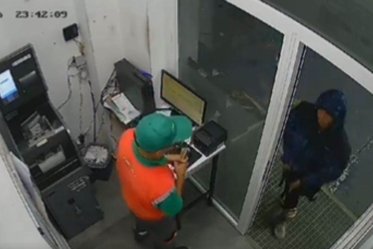 En el video se ve a la víctima dentro de la cabina.