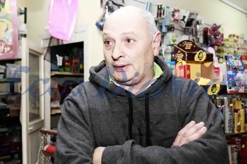 “Le apuntó a mi señora con el arma y amenazó a un cliente”