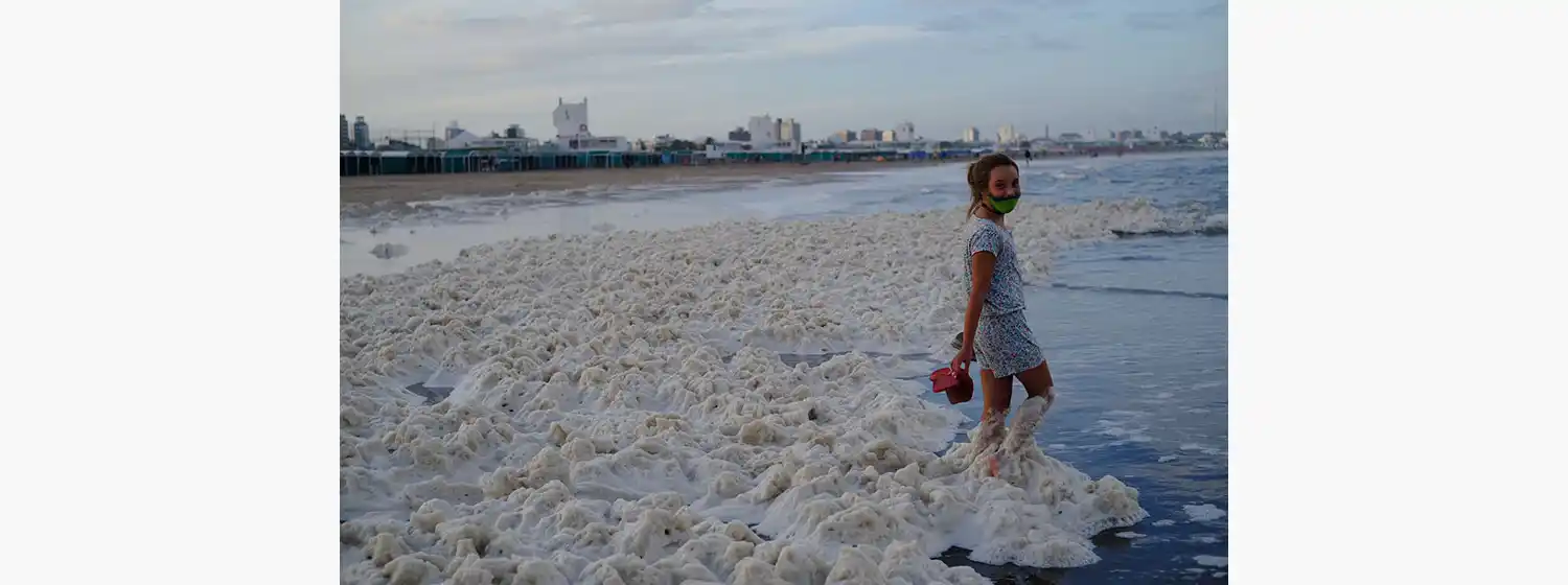 Por qué las playas de Mar del Plata se cubrieron con una densa espuma marina