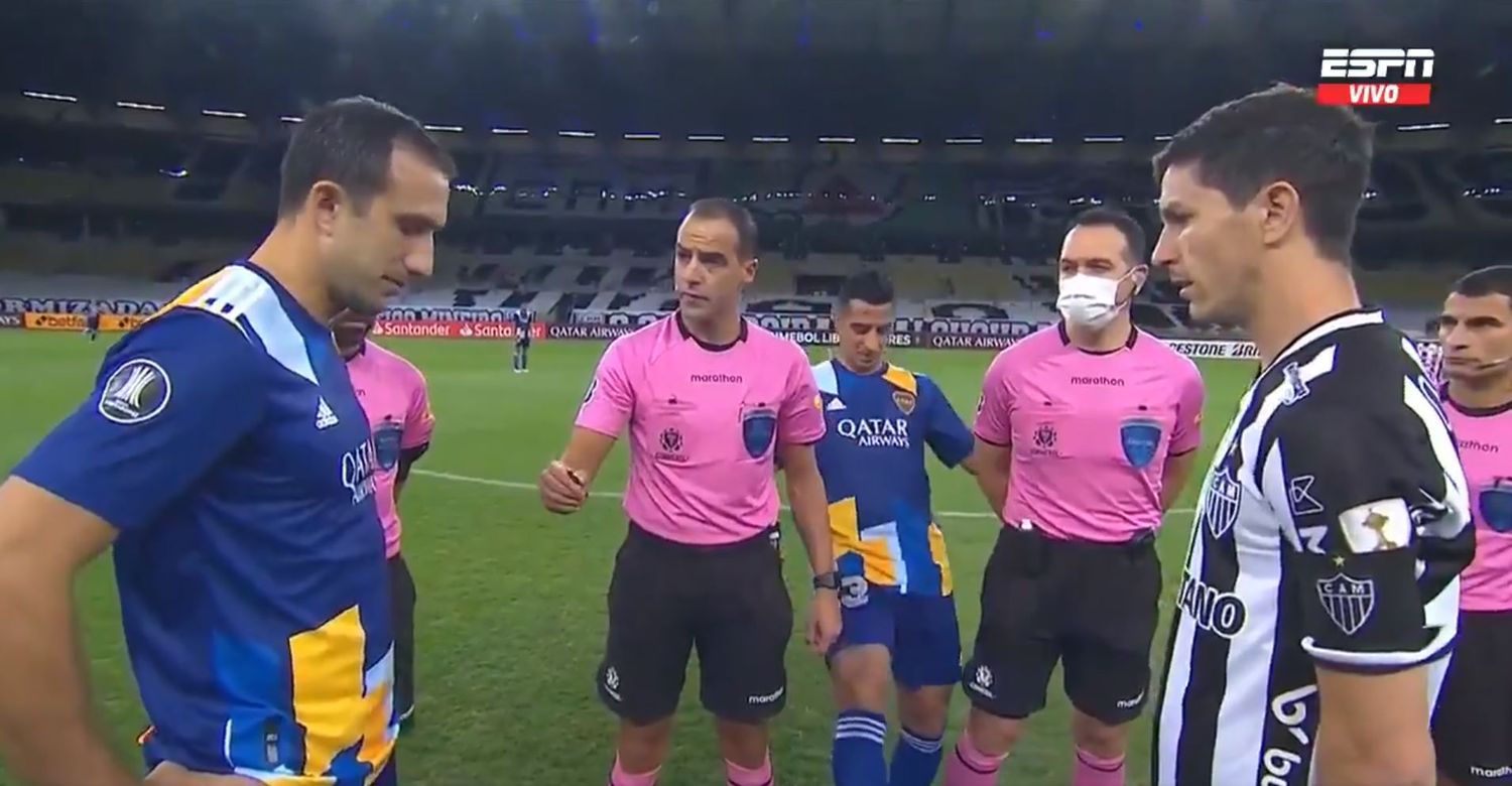 El Pulpo González le "robó" la pelota al árbitro en el sorteo y provocó su reacción