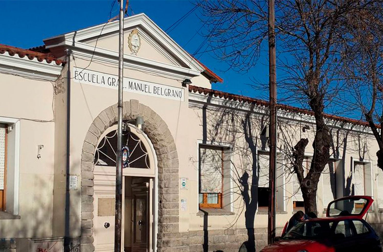 Pelea en una escuela: retiran a alumno, esperan al otro en la esquina y le dan una paliza