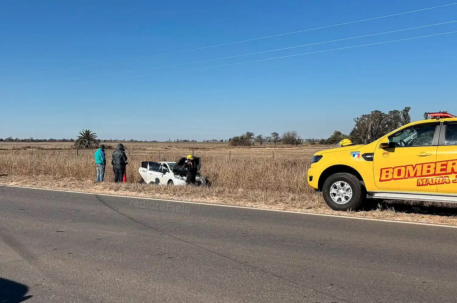 Enorme susto en la RP 63, cerca de María Juana: una mujer volcó con el auto y salió ilesa