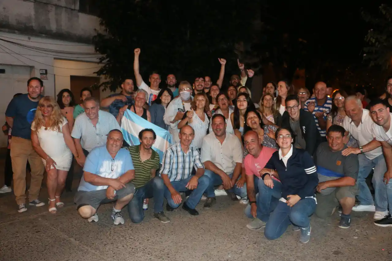 Particular festejo: a pocos metros de distancia celebraron la UCR y Nueva Generación