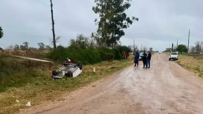Una mujer fue hospitalizada tras perder el control de su auto y terminar con las ruedas hacia arriba