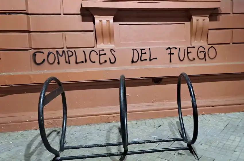 «Cómplices del fuego»: tras dos días de humo en la ciudad, volvieron a pintar las paredes de la Municipalidad