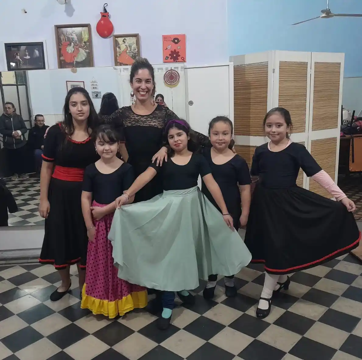 Paola Yaniz junto a algunas de sus alumnas.