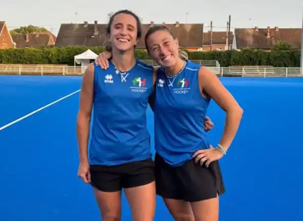 Victoria Cabut y Agustina Fiorelli con la ropa oficial de Italia.