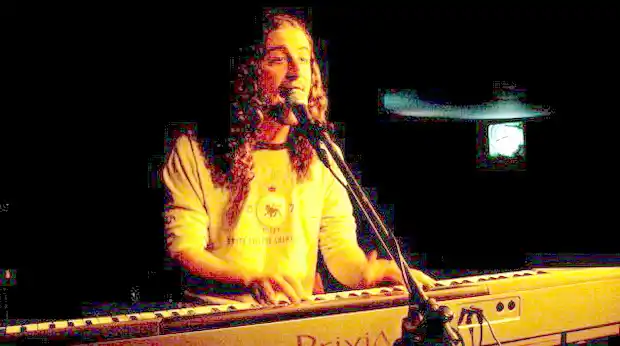 Santiago Gonella toca en “La Madriguera”