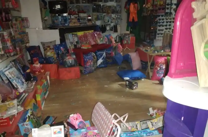 Adolescentes rompieron la vidriera de un local en el centro para robar