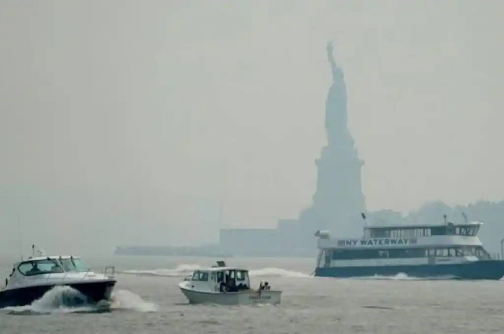 Incendios en el oeste de Estados Unidos cubren de humo la ciudad de Nueva York