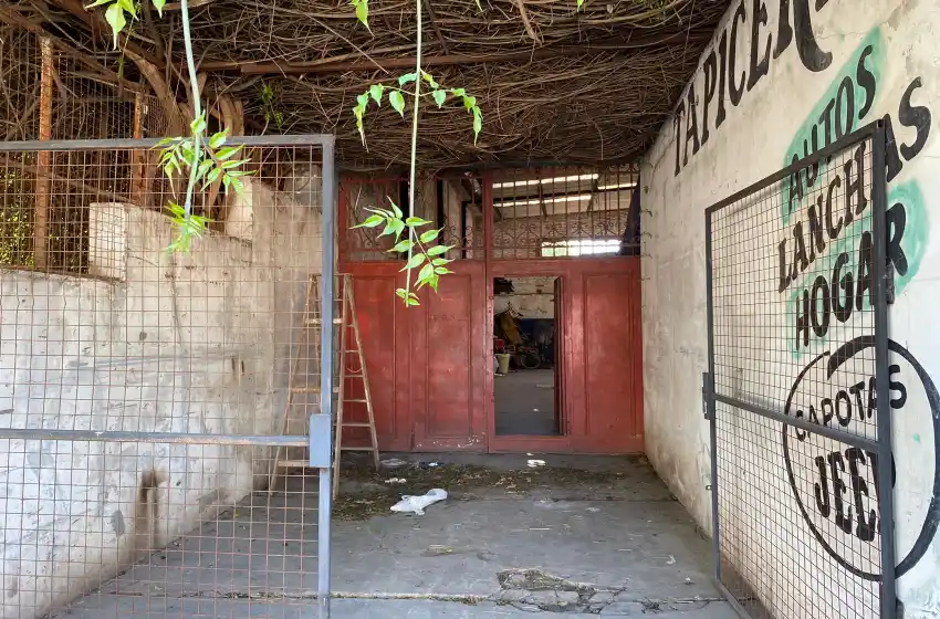 Violentaron una reja y robaron cerca de 700 mil pesos en herramientas de una tapicería