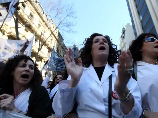 Antes de las elecciones, los docentes bonaerenses siguen denunciando que el Gobierno de Scioli no paga los sueldos