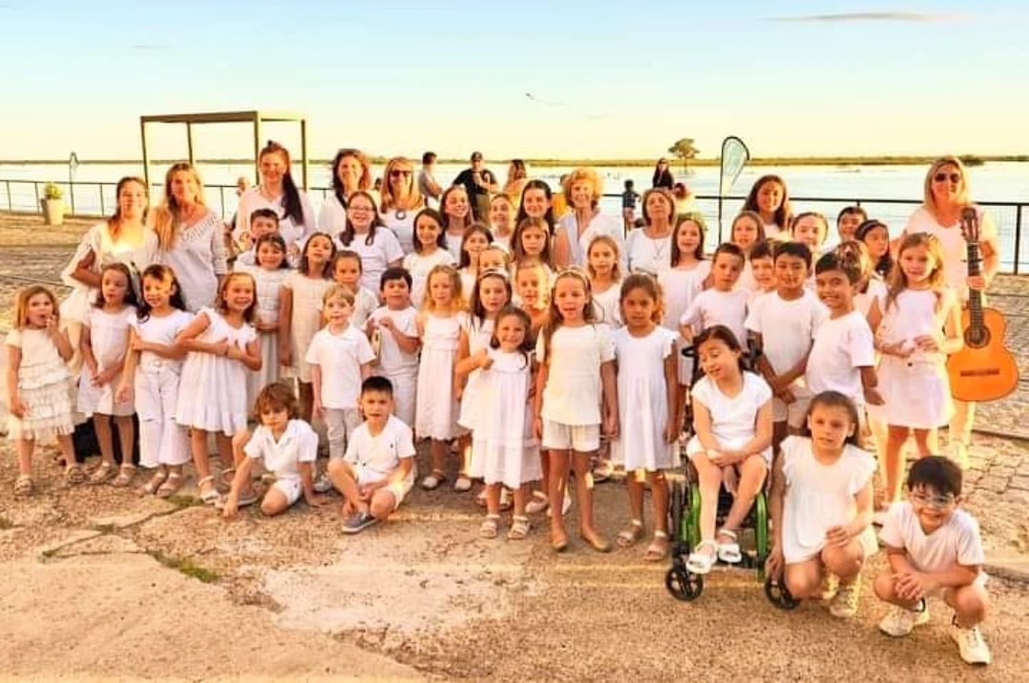 Integrantes del coro infantil junto a docentes coordinadoras del mismo.