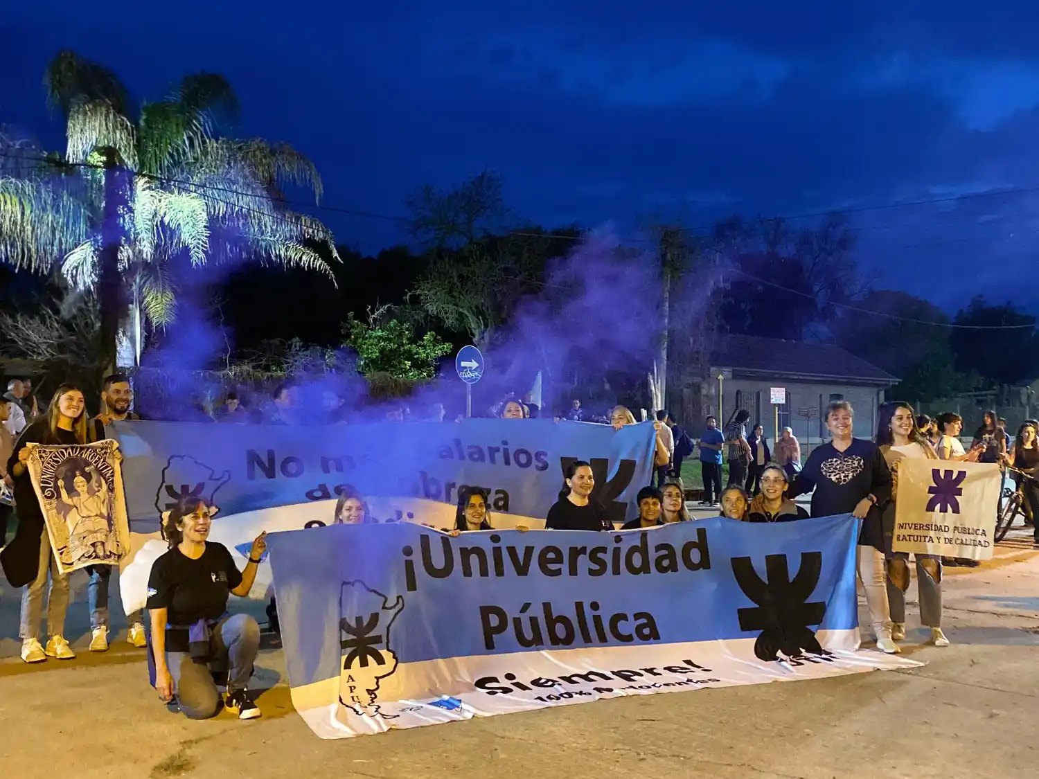 La marcha callejera desembocó en la sede del Concejo Municipal, en Sarmiento y Alem. Foto: Gentileza