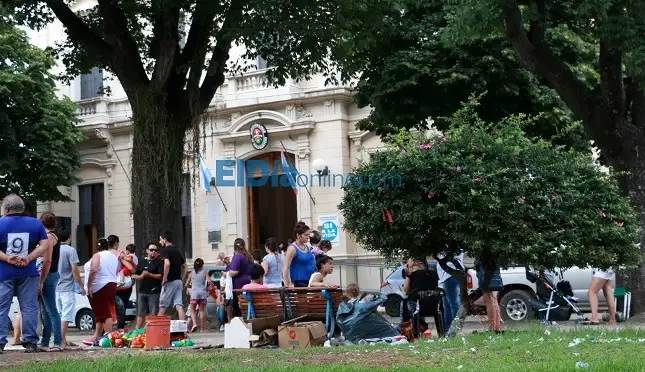 Vecinos levantaron el acampe frente a la Municipalidad 