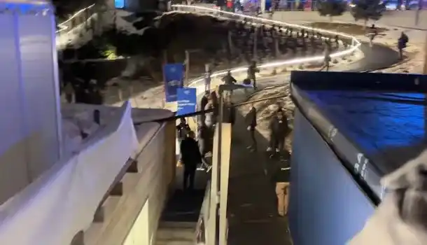 El humo habría sido provocado por un incendio en un hotel ubicado en las inmediaciones.