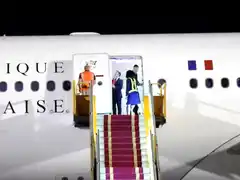 Brigitte le gira la cara a Macron antes de bajar del avión: qué pasó