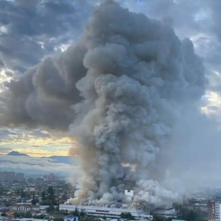 Alarma en Chile: incendio de gran magnitud consume Hospital San Borja Arriarán