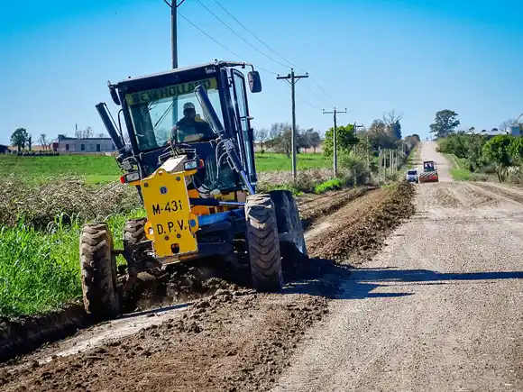Avanza la reposición de material en caminos del departamento Diamante