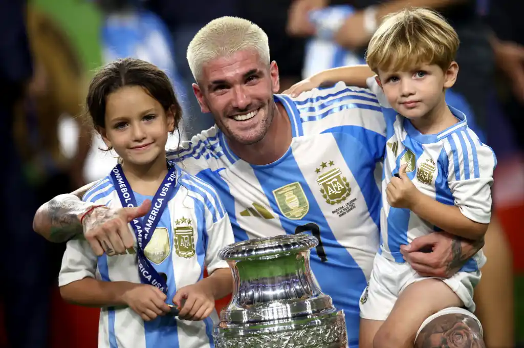 De Paul festejando la Copa América con sus hijos