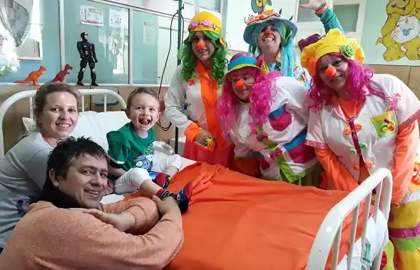 Los Payamédicos visitaron a los chicos internados y les regalaron una sonrisa