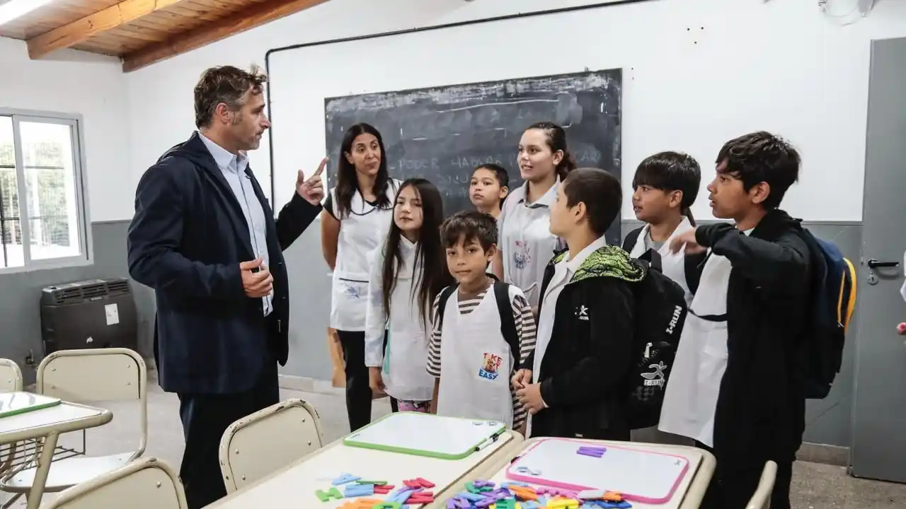 Achával acompañó a alumnos y docentes en el inicio de un nuevo ciclo lectivo