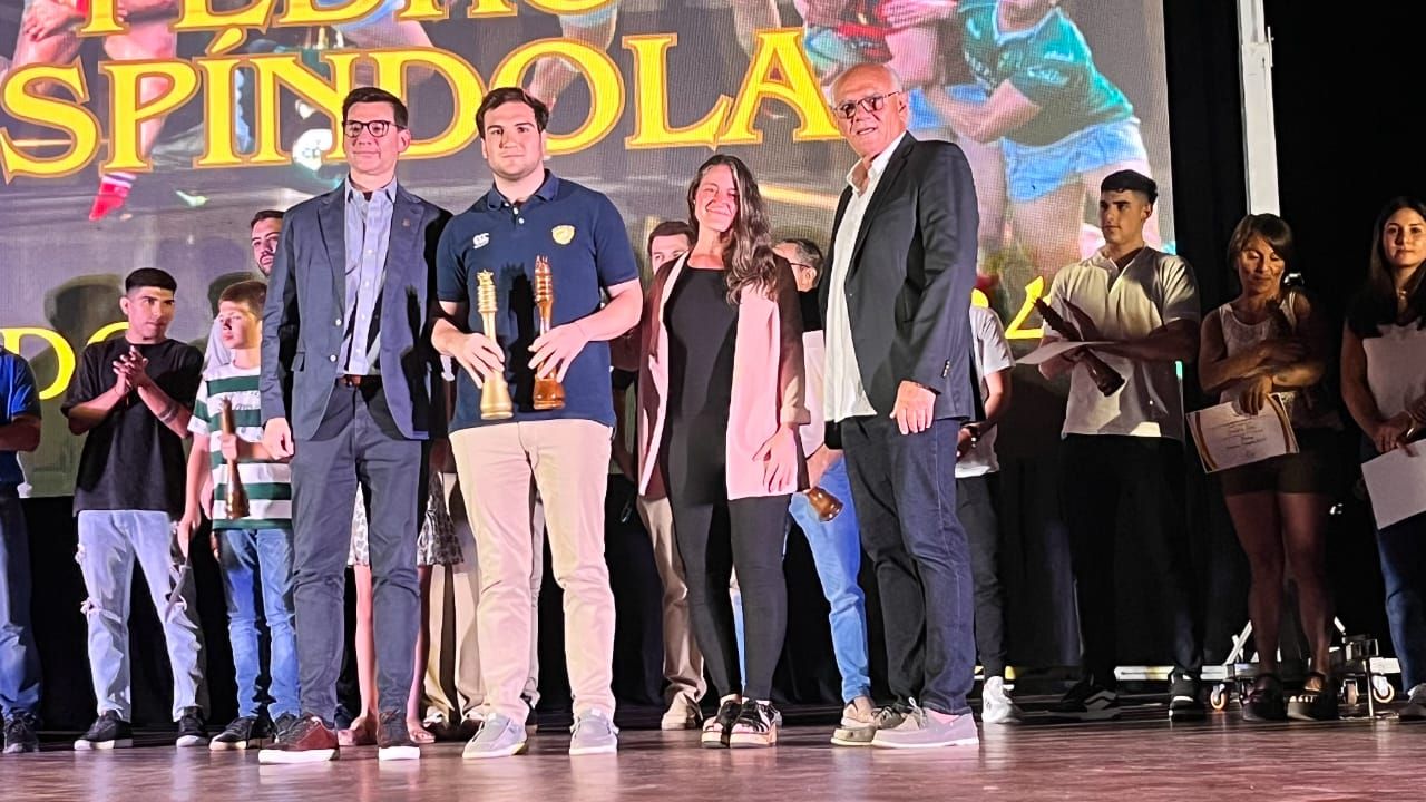 Pedro Espíndola, el Venado Dorado 2024. Entregaron Daniel Di Lena, vicepresidente ejecutivo de Lotería de Santa Fe; la madrina del evento, la patinadora múltiple campeona mundial Luciana Letona; y Luis Antonelli, secretario del Círculo de Periodistas Deportivos. Foto: Laura Avila - Radio Jota