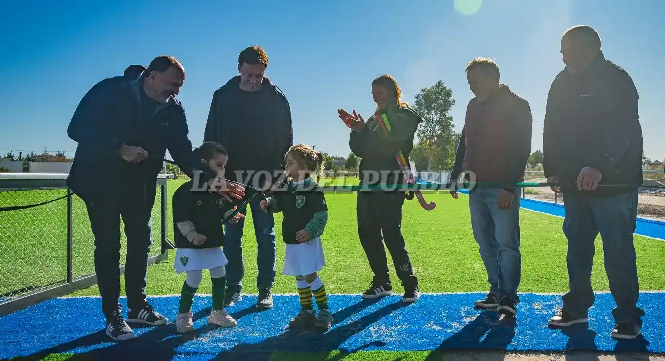 Pablo Garate, integrantes de la familia del club, el presidente Rafael Vassolo y Sergio Sjelborg de CELTA hicieron el tradicional corte de cinta