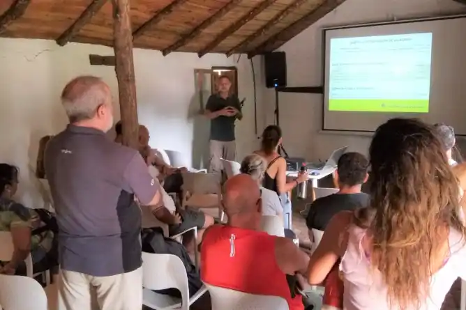 Charla para prestadores turísticos y concesionarios municipales en el hotel Howard Johnson