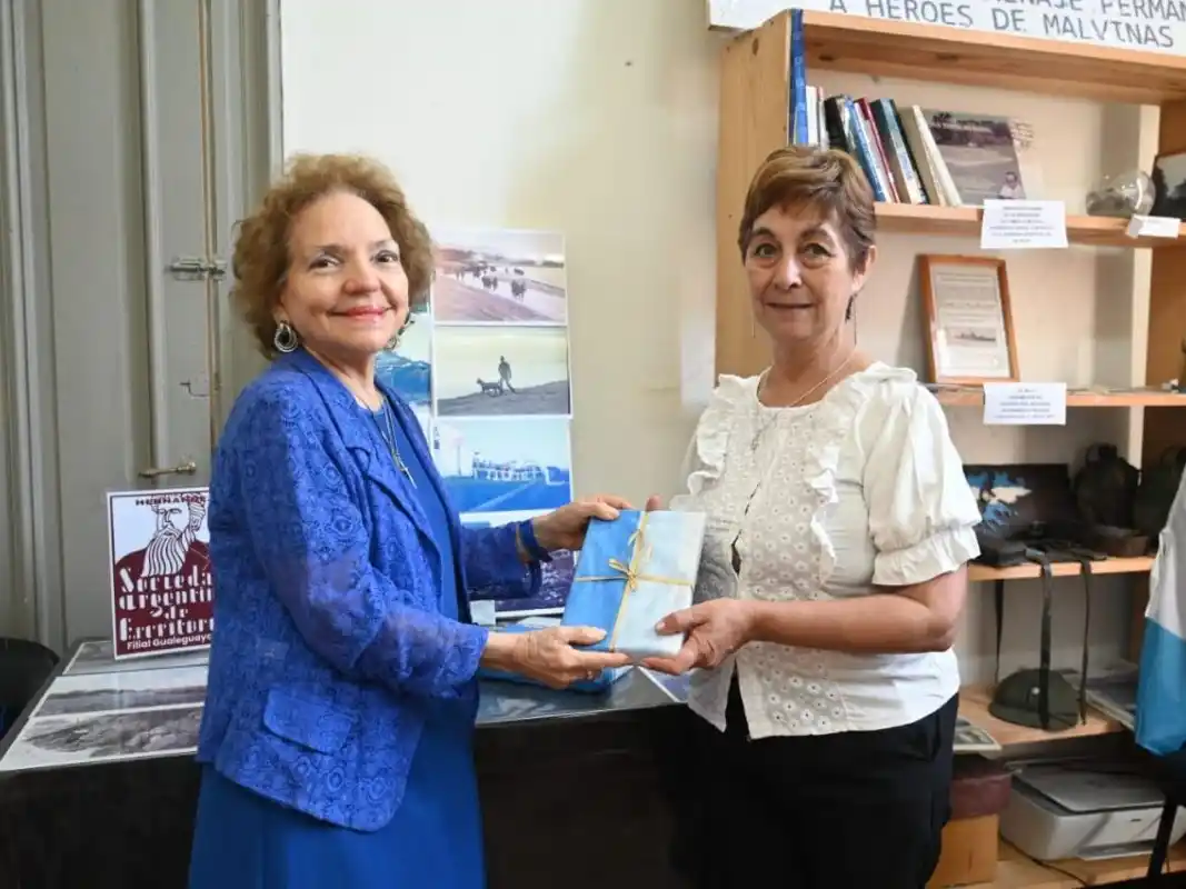 Una reconocida escritora local realizó una donación de libros al Área de Malvinas