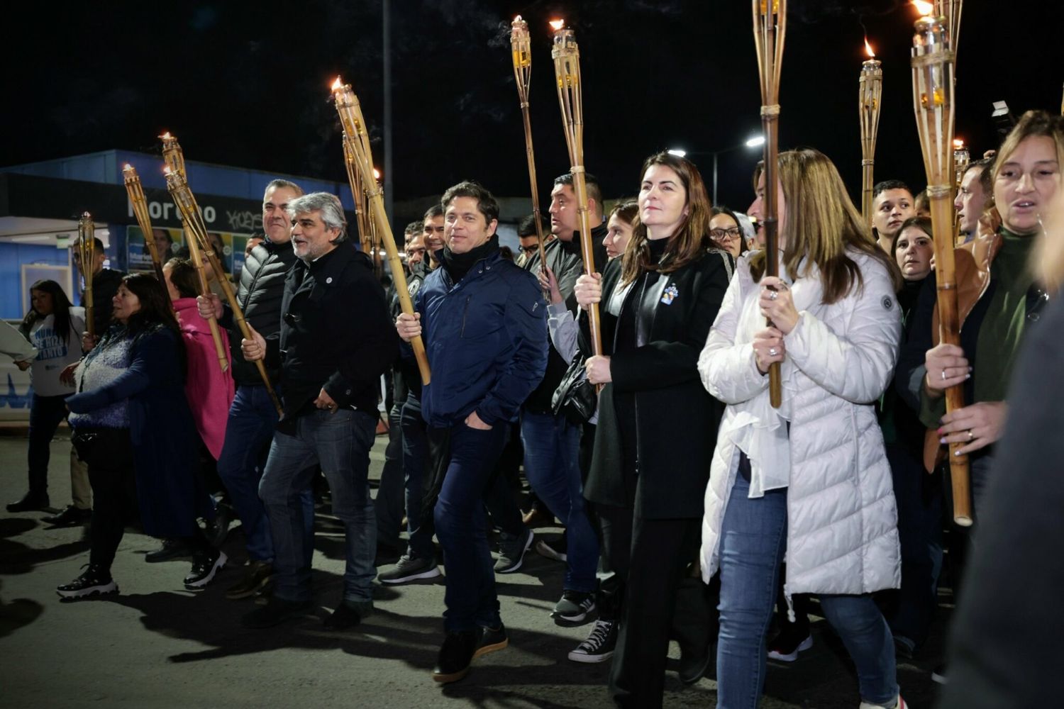 El Gobernador y la Intendenta durante la Marcha de Antorchas celebrada en 2022.