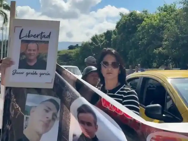 Familiares de colombianos detenidos en Venezuela protestan en el puente Simón Bolívar y exigen su libertad